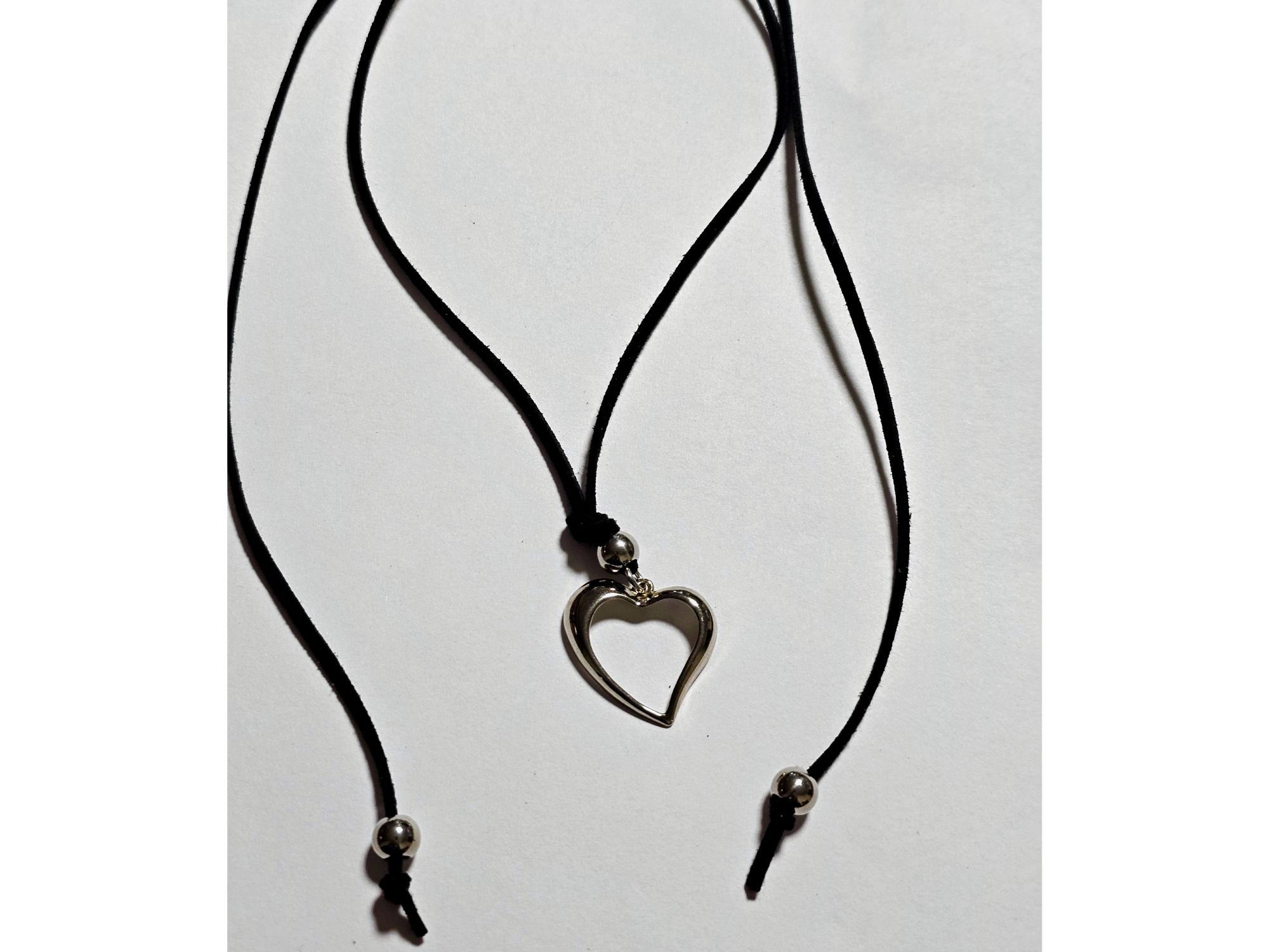 Cordon negro corazón calado