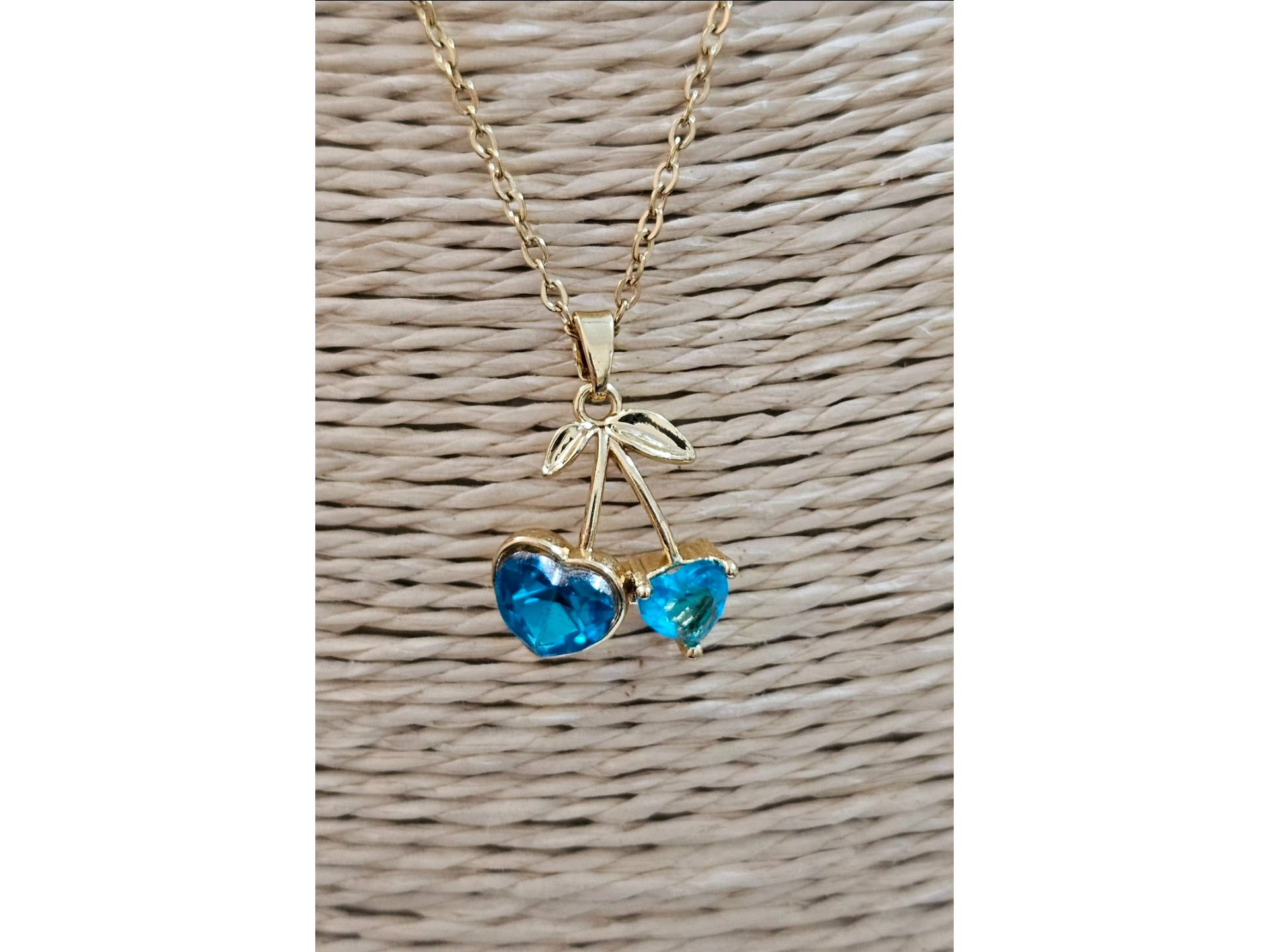 Dije cereza celeste con cadena