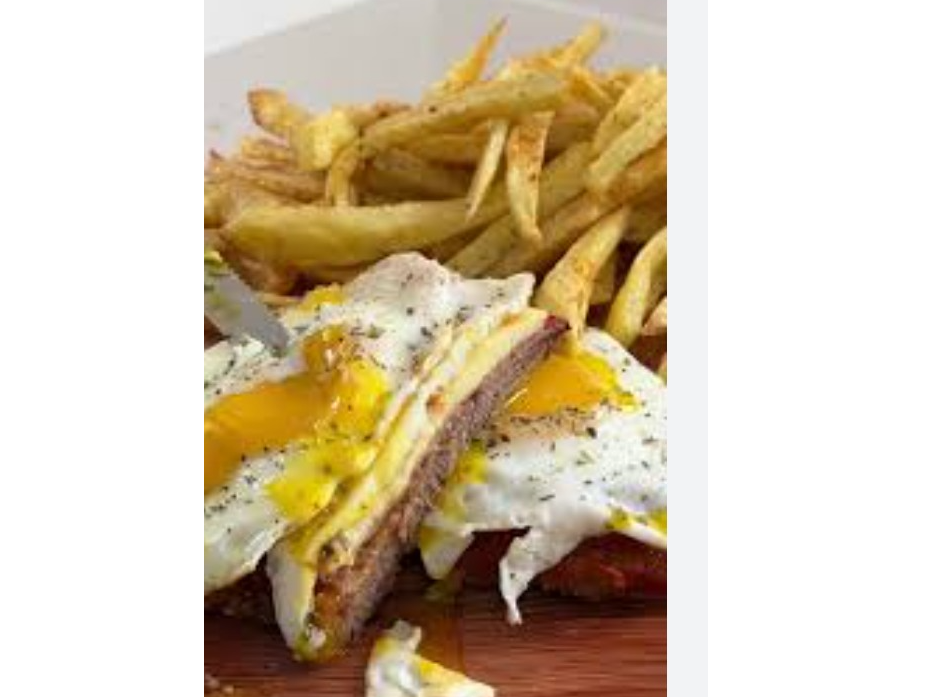 Mila d pollo con huevo fritos y papas