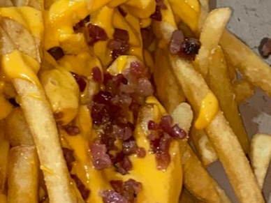 Papas con Cheddar y panceta