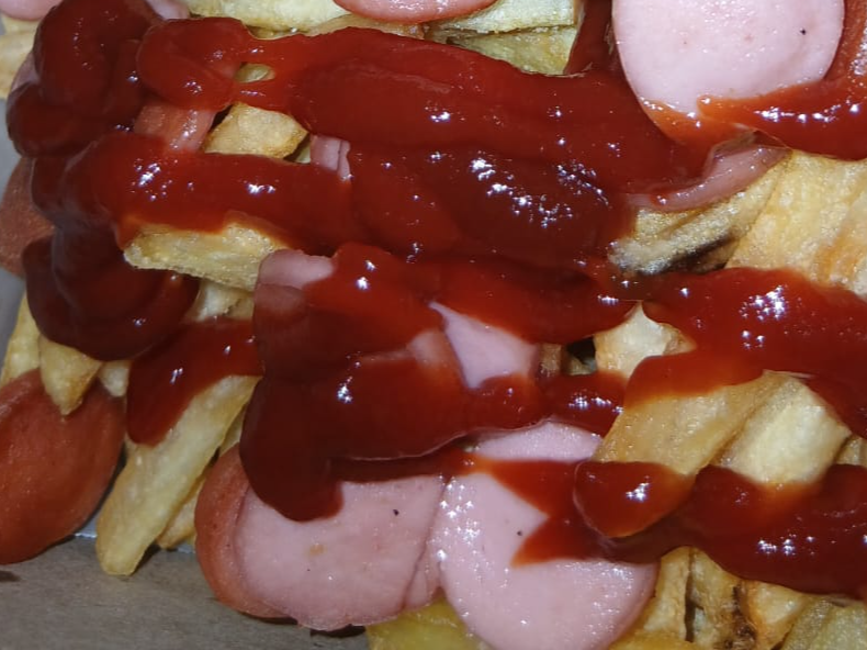 Salchipapas con ketchup