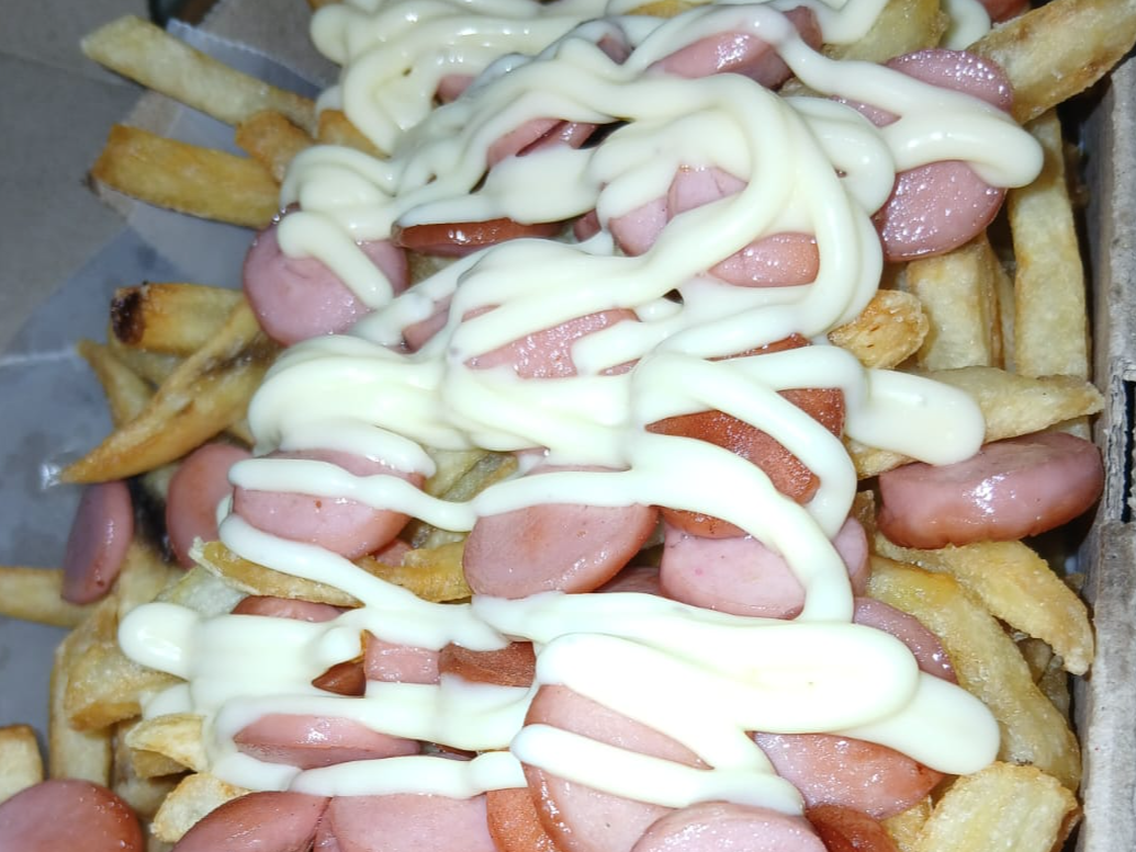 Salchipapas con mayonesa