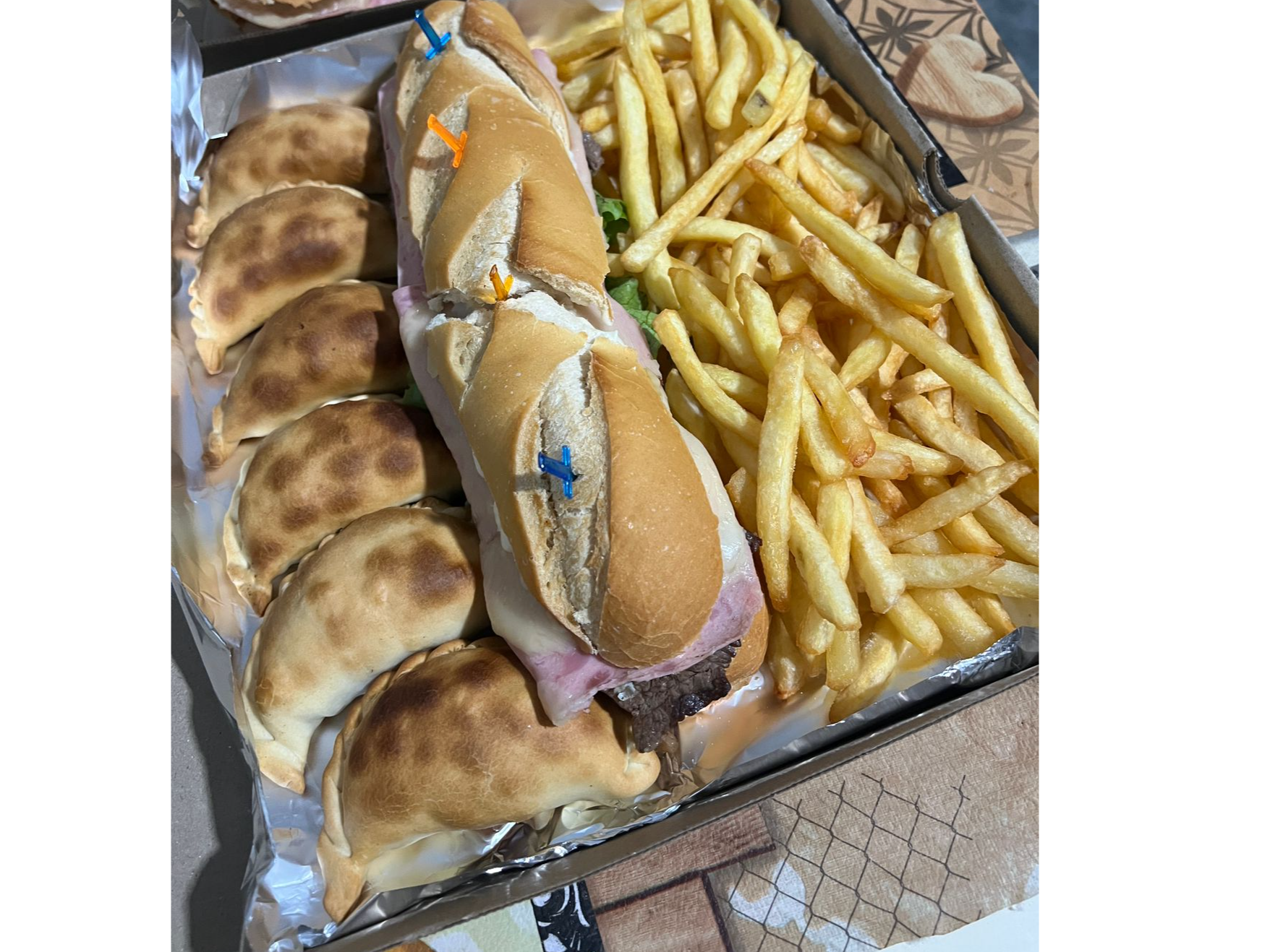 Medio Baguette de milanesa y 6 empanadas J y Q