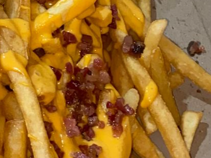 Papas con cheddar y panceta