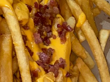Papas fritas con chedar y panceta