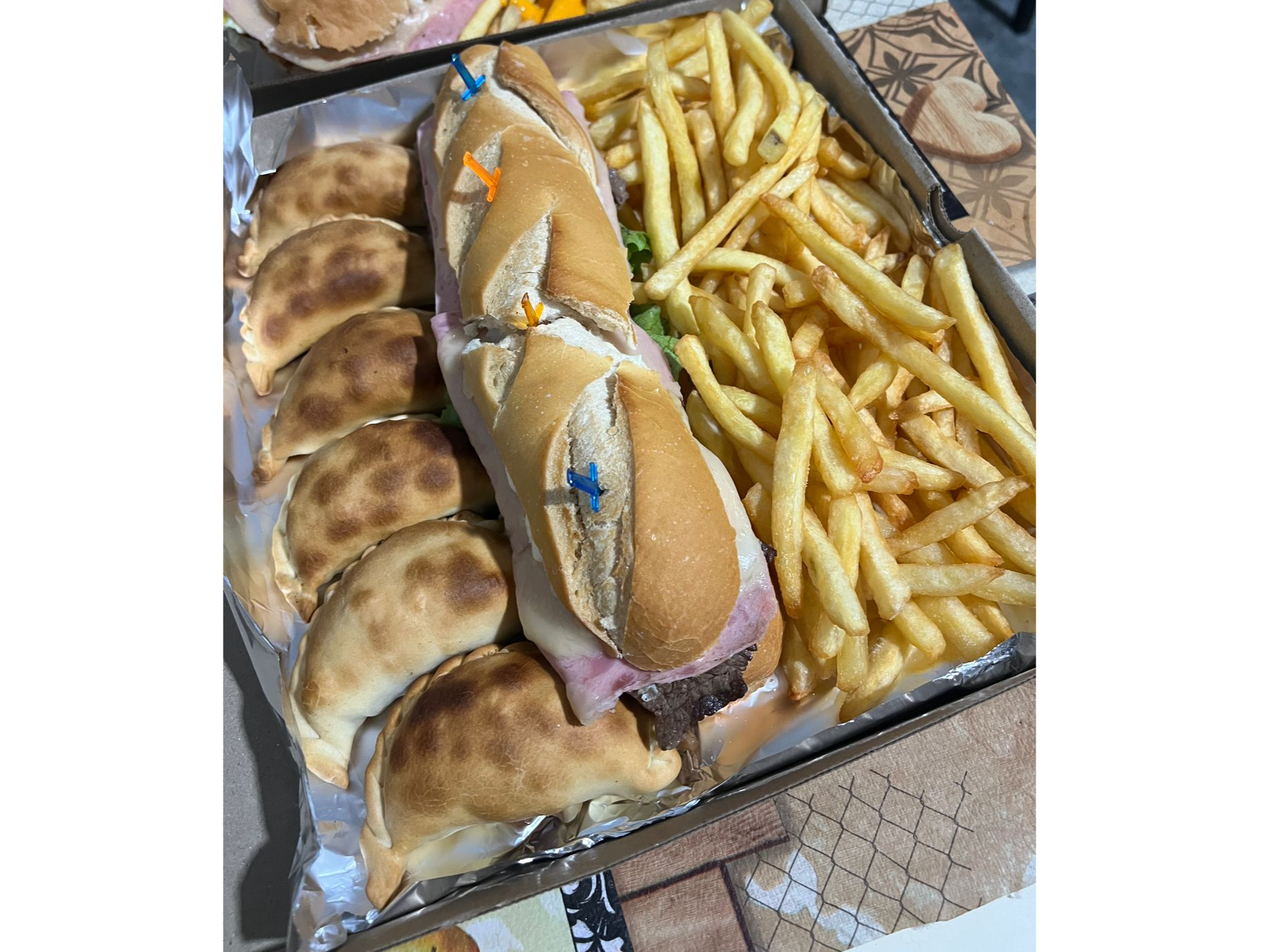 Medio Baguette de hamburguesa y 6 empanadas de J y Q