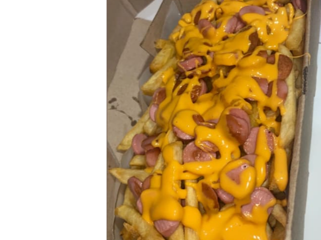 Salchipapas con Cheddar