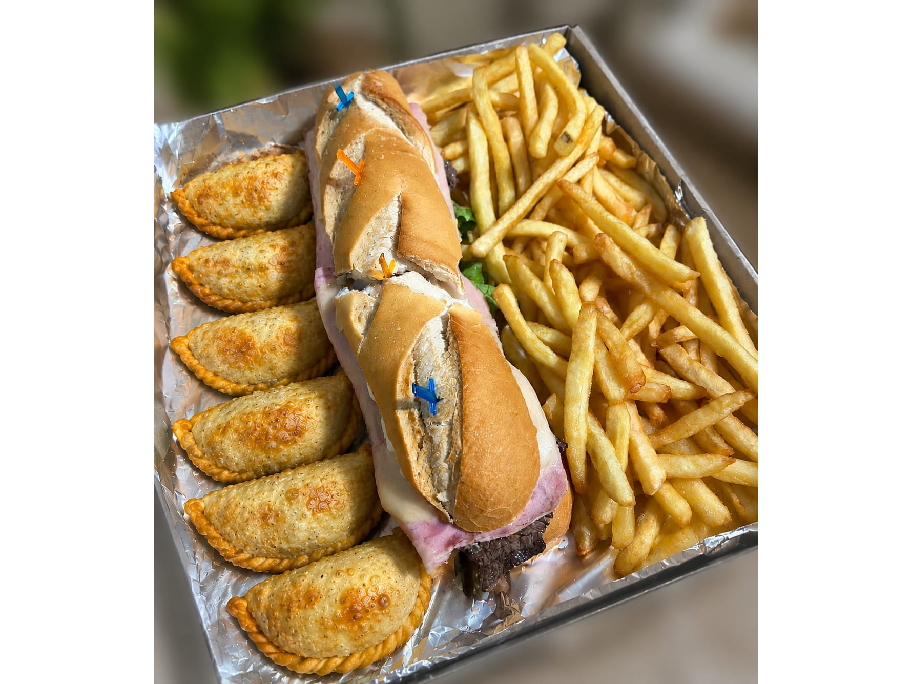 Medio Baguette de hamburguesa y 6 empanadas de carne