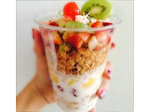 YOGUR CON GRANOLA Y FRUTAS