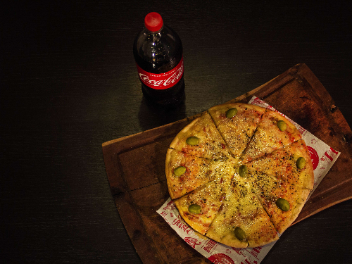 Una Pizza muzzarella + Coca Cola 1.5 L o dos latas ANDES ORIGEN 473cc