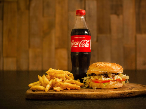 Una burger mediana + papas fritas + Coca Cola 500cc ó 1 lata ANDES  ORIGEN 473cc