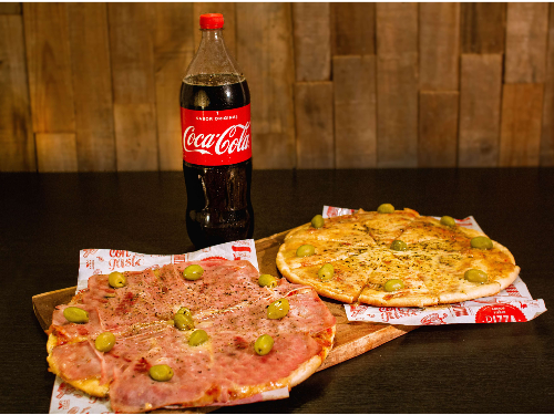 Una pizza muzzarella + una pizza especial con morron + Coca Cola 1.5 L o 2 latas ANDES ORIGEN 437cc