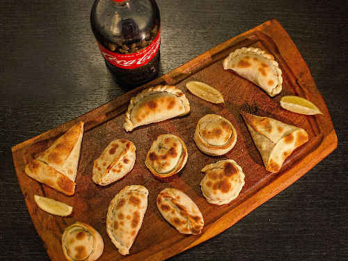 Doce empanadas + Coca Cola 1.5 L o 2 latas ANDES ORIGEN 473cc