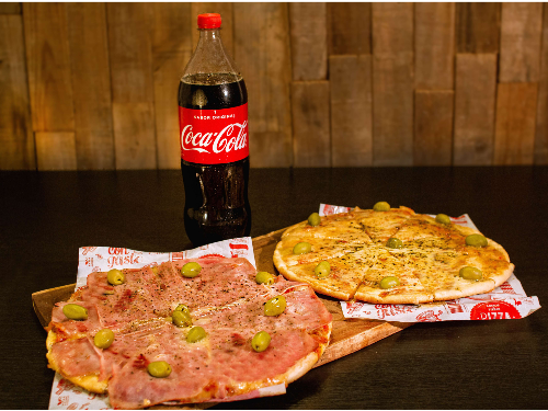 Una pizza muzzarella + una pizza especial con morron + Coca Cola 1.5 L