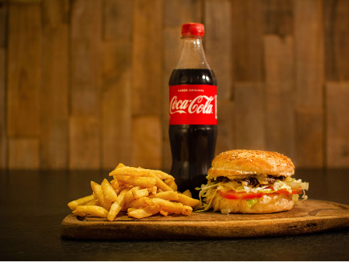 Una burger mediana + papas fritas + Coca Cola 500cc