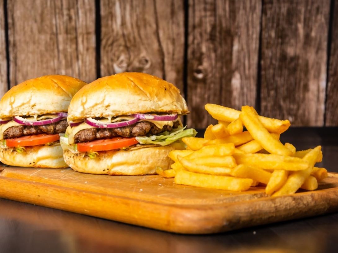 2 BURGUERS MEDIANAS CON PAPAS