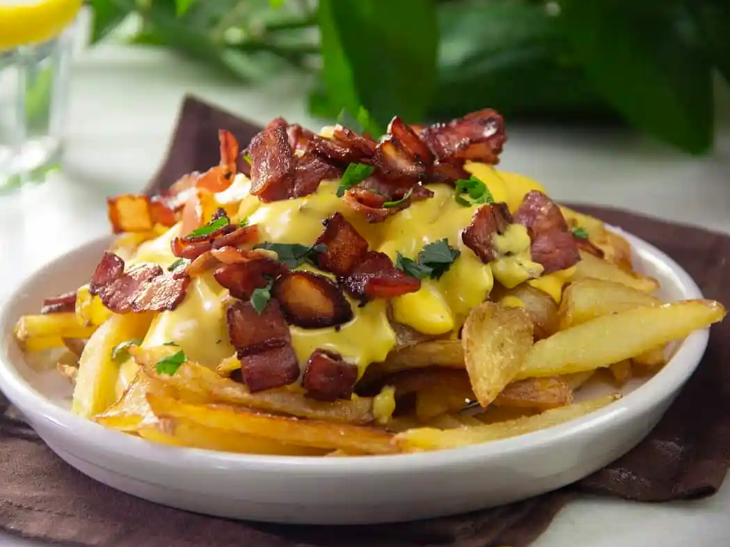 Papas con cheddar y bacon
