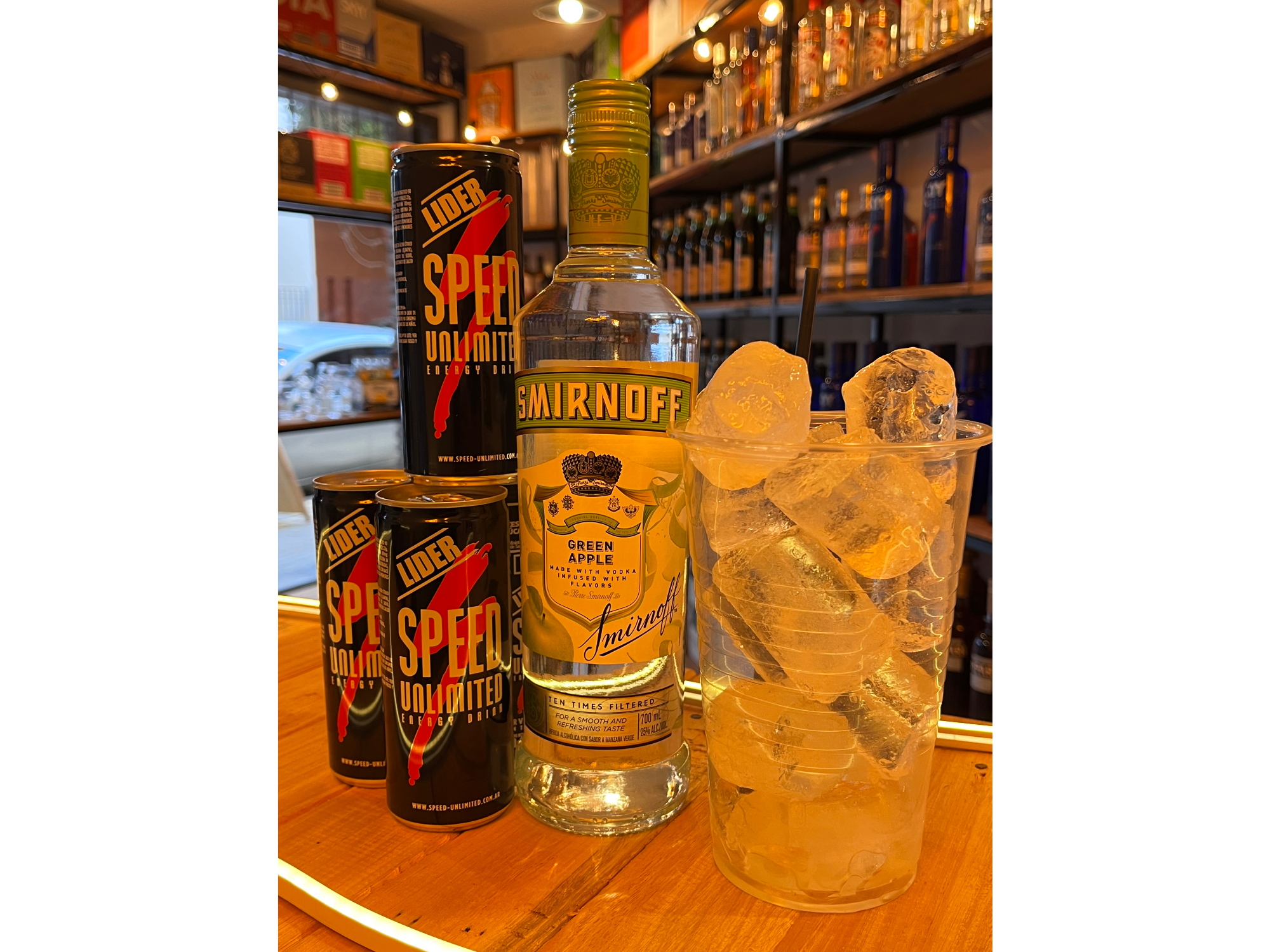 Smirnoff Sab + 4 Speed 269cc + Hielo + Vaso