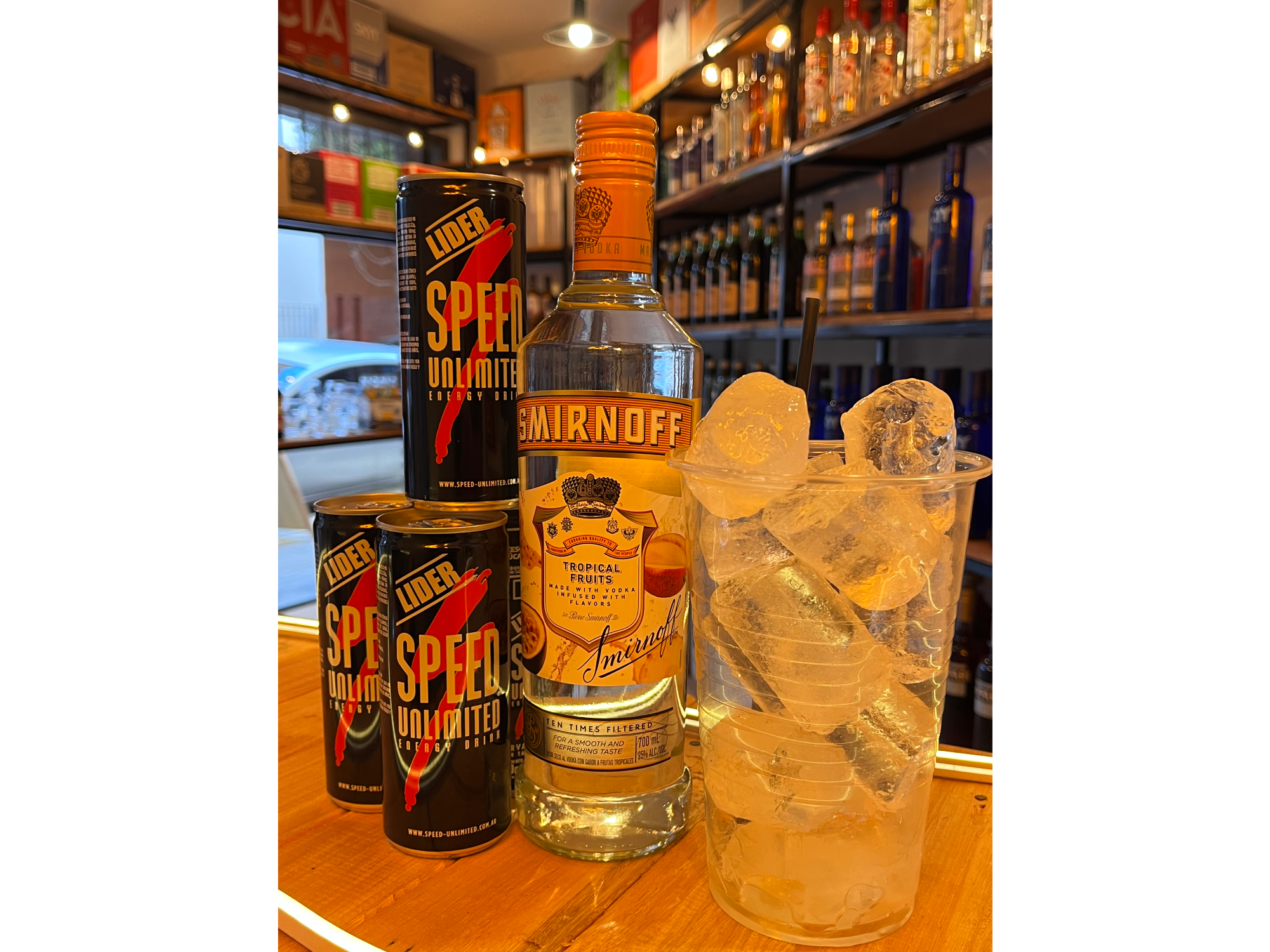 Smirnoff Sab + 4 Speed 269cc + Hielo + Vaso