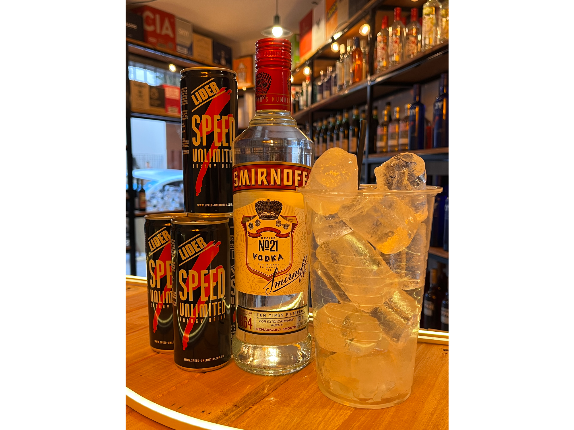 Smirnoff + 4 Speed 269cc + Hielo + Vaso