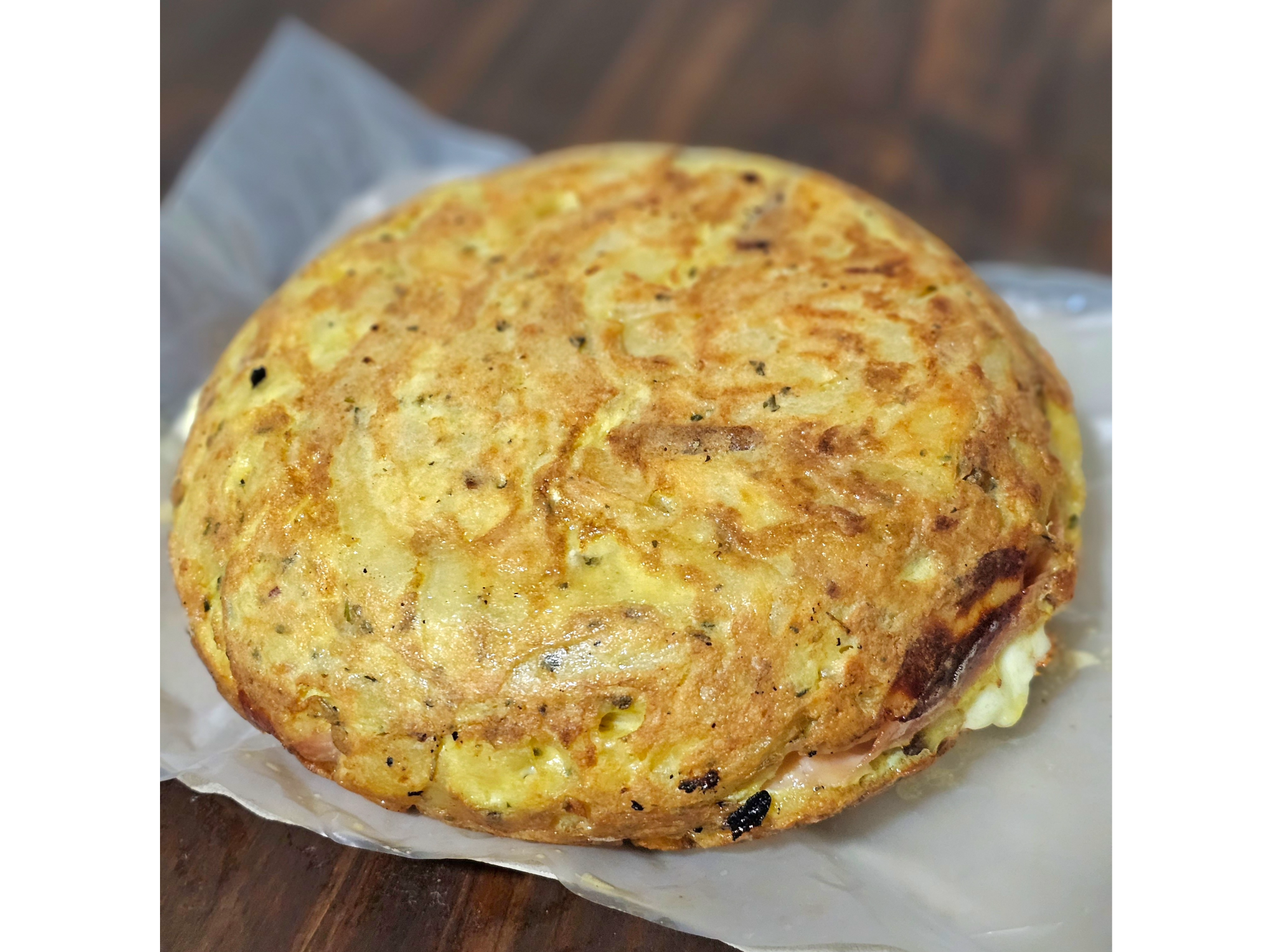 Tortilla de papa rellena de jamón y queso