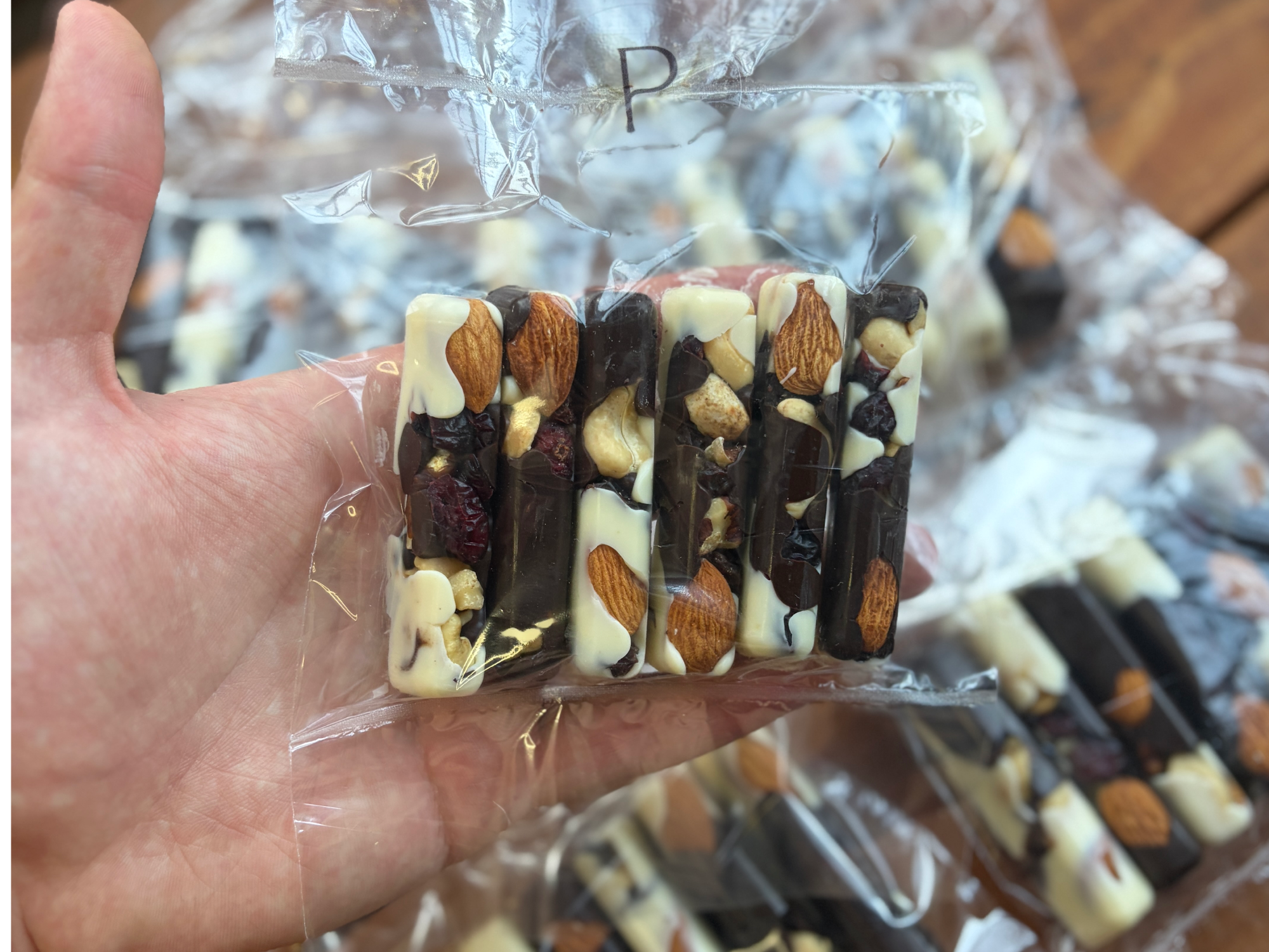 Barras de chocolate blanco y negro con frutos secos y desecados