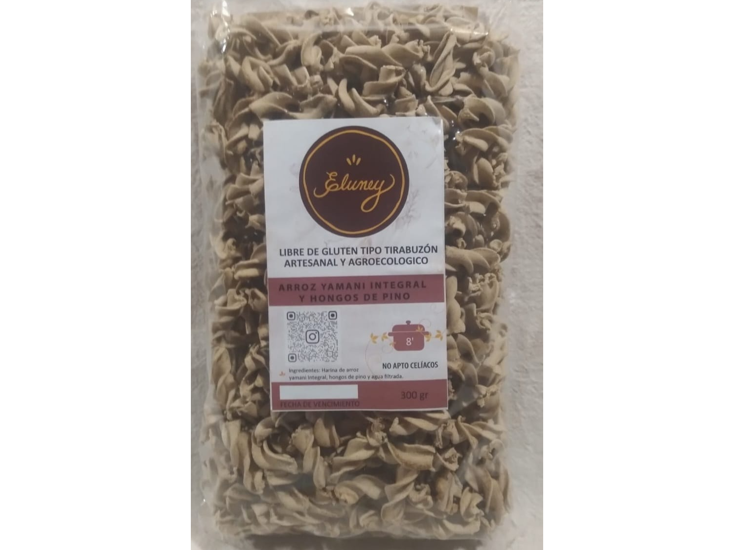 Tirabuzón de harina de arroz yamaní y hongos de pino