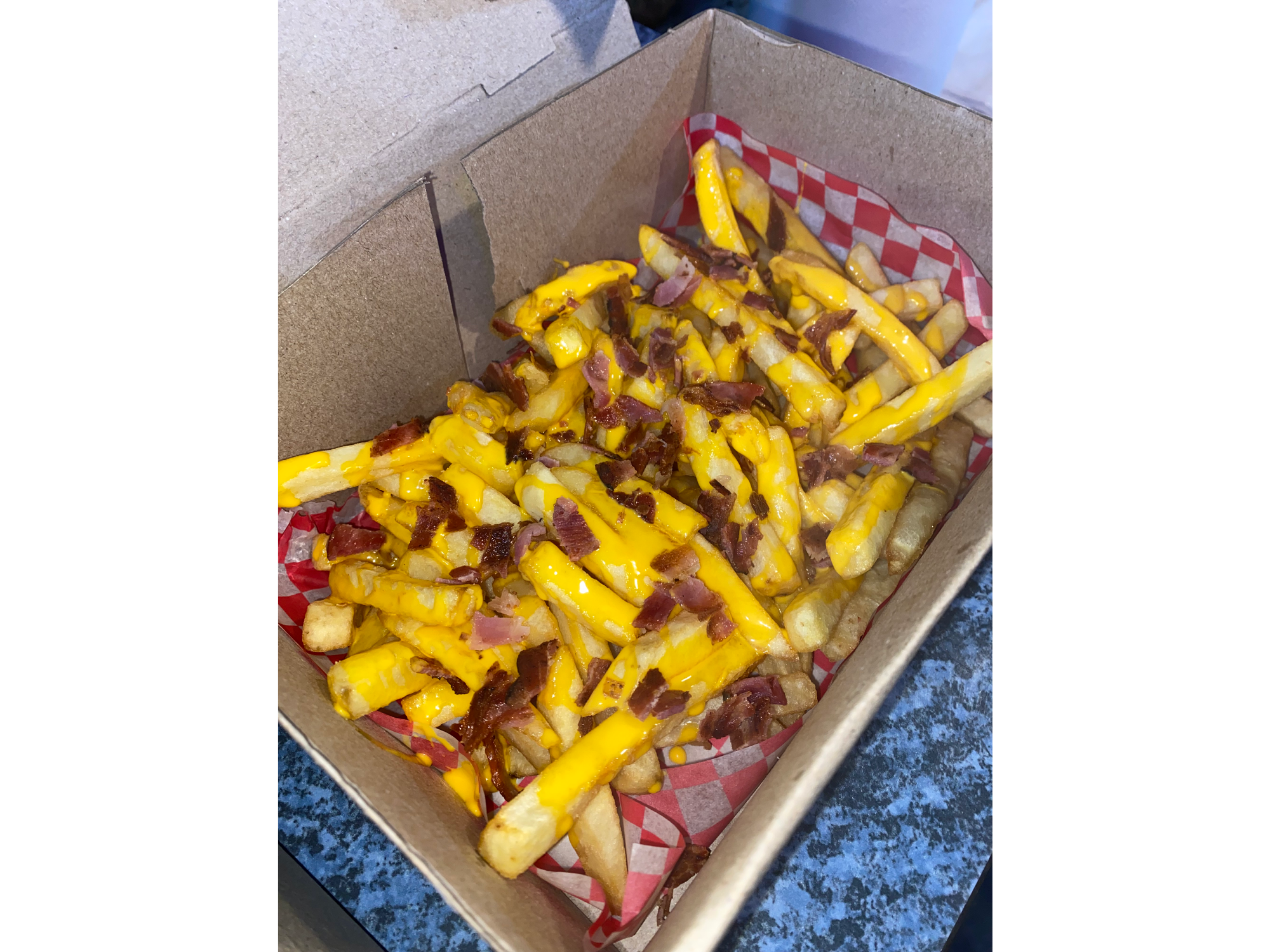 Papas con cheddar y bacon