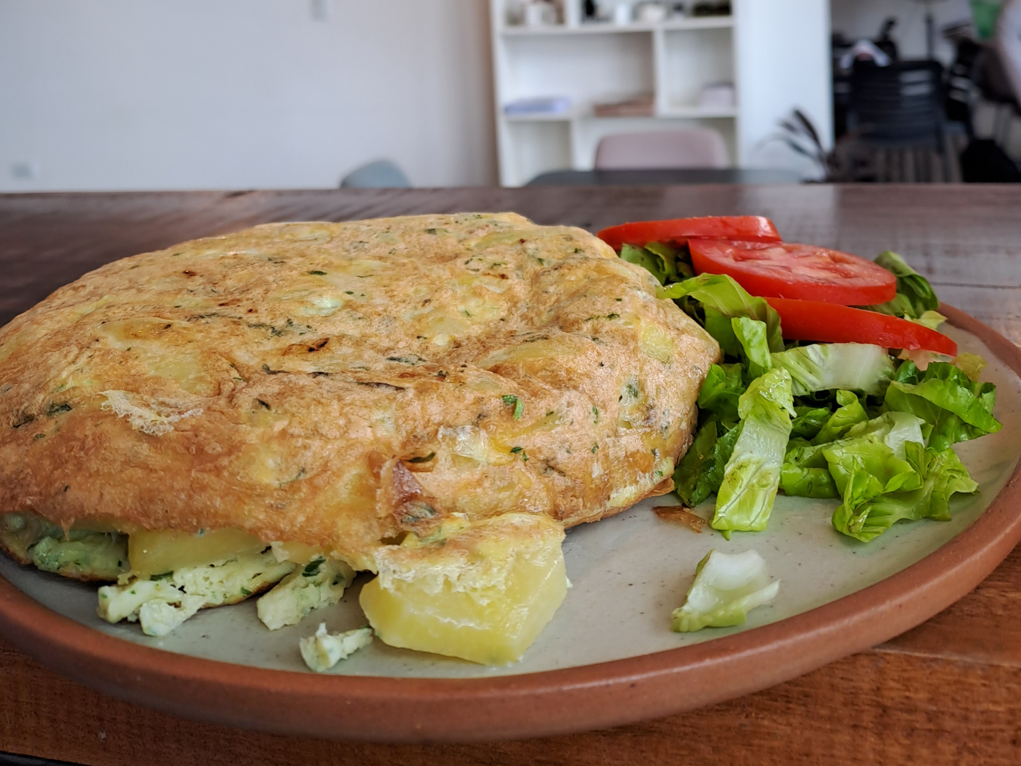 TORTILLA DE PAPA CON ENSALADA