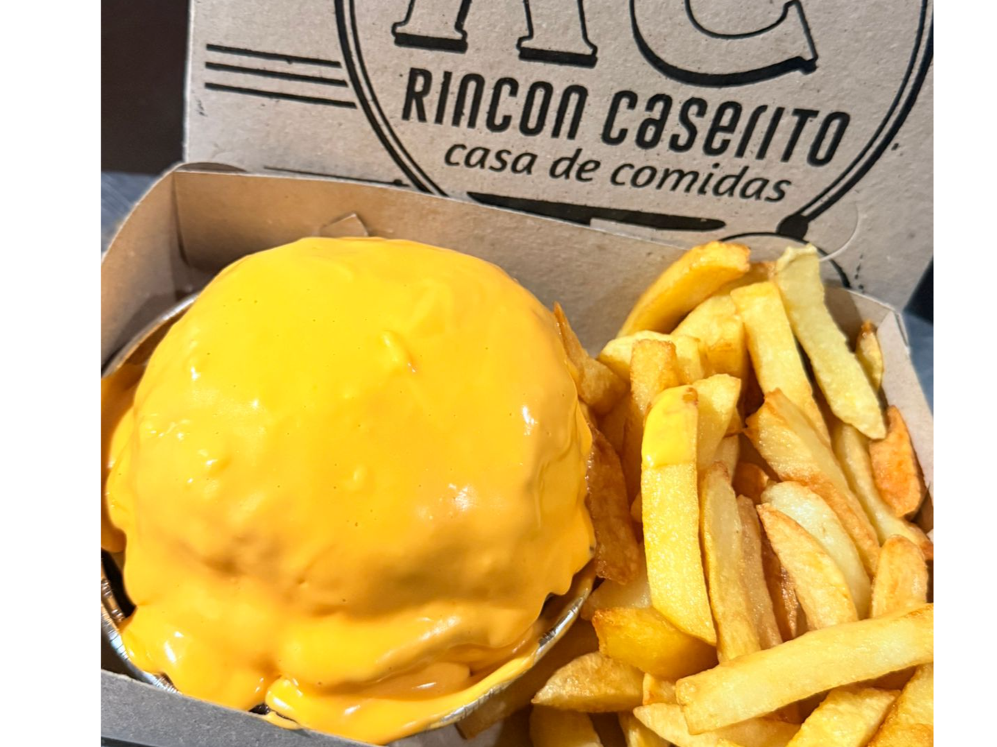 Hamburguesa bañada en cheddar