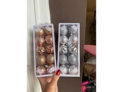 Caja de bolitas de navidad