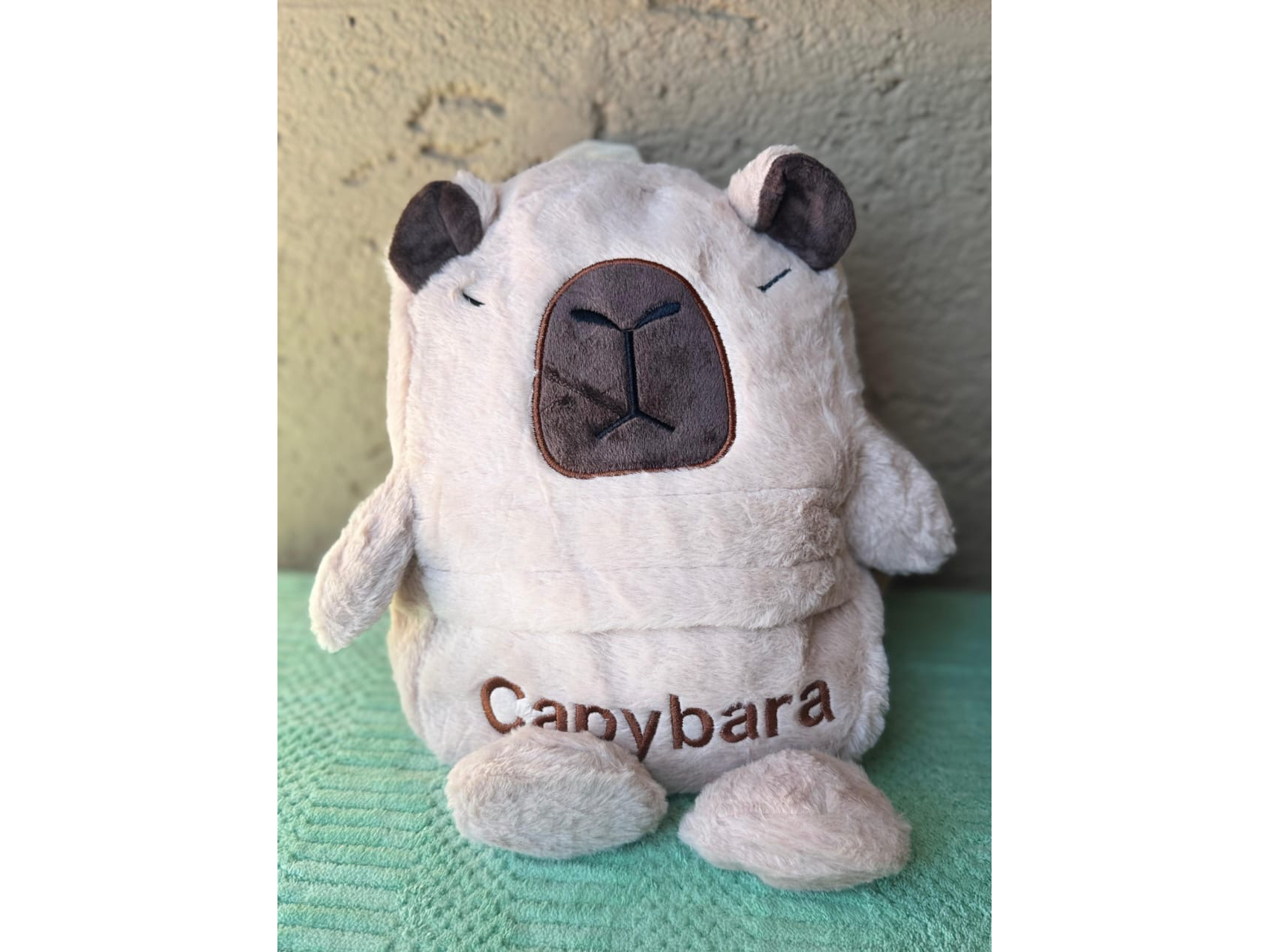 Mochila de peluche capibara