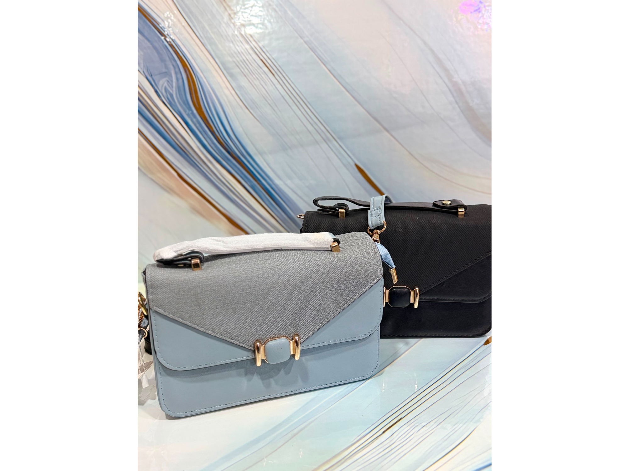 👜 Cartera con asa y correa
