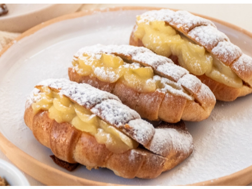 Medialunas de manteca crema pastelera