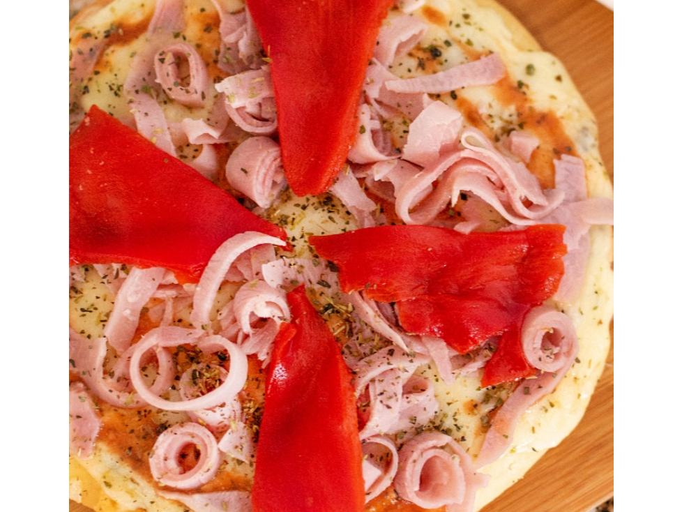 Pizza mozzarella jamon y morrón