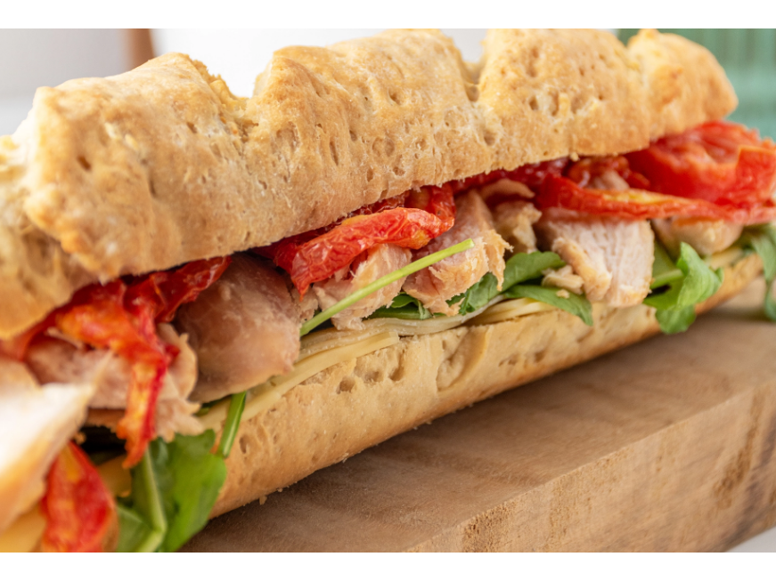 Sandwich gourmet pollo, tomate, rucula y queso