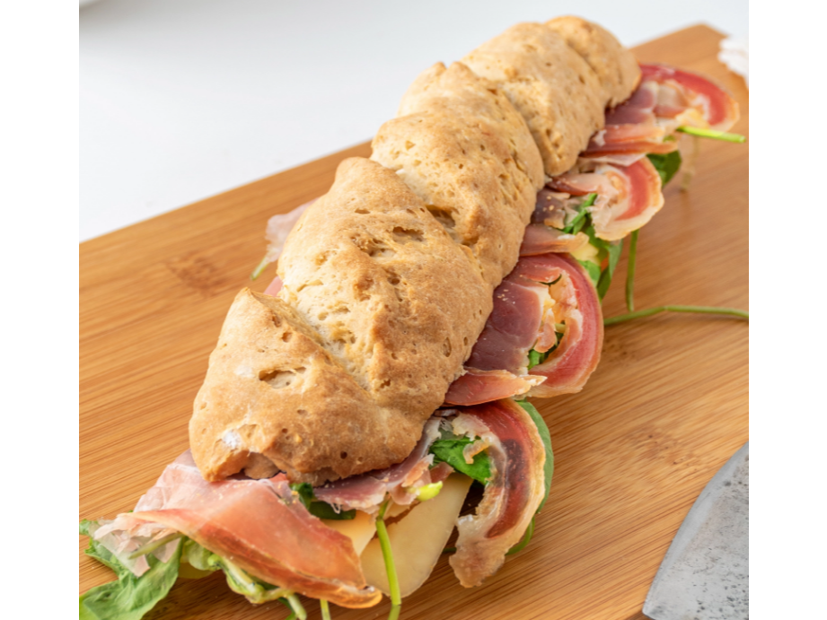 Sandwich gourmet rucula, jamon crudo y queso