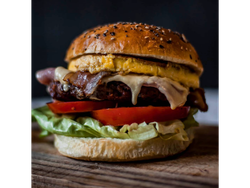 EL SELLO DE LA CASA (Lechuga, tomate, jamón, queso, huevo y panceta crocante.)