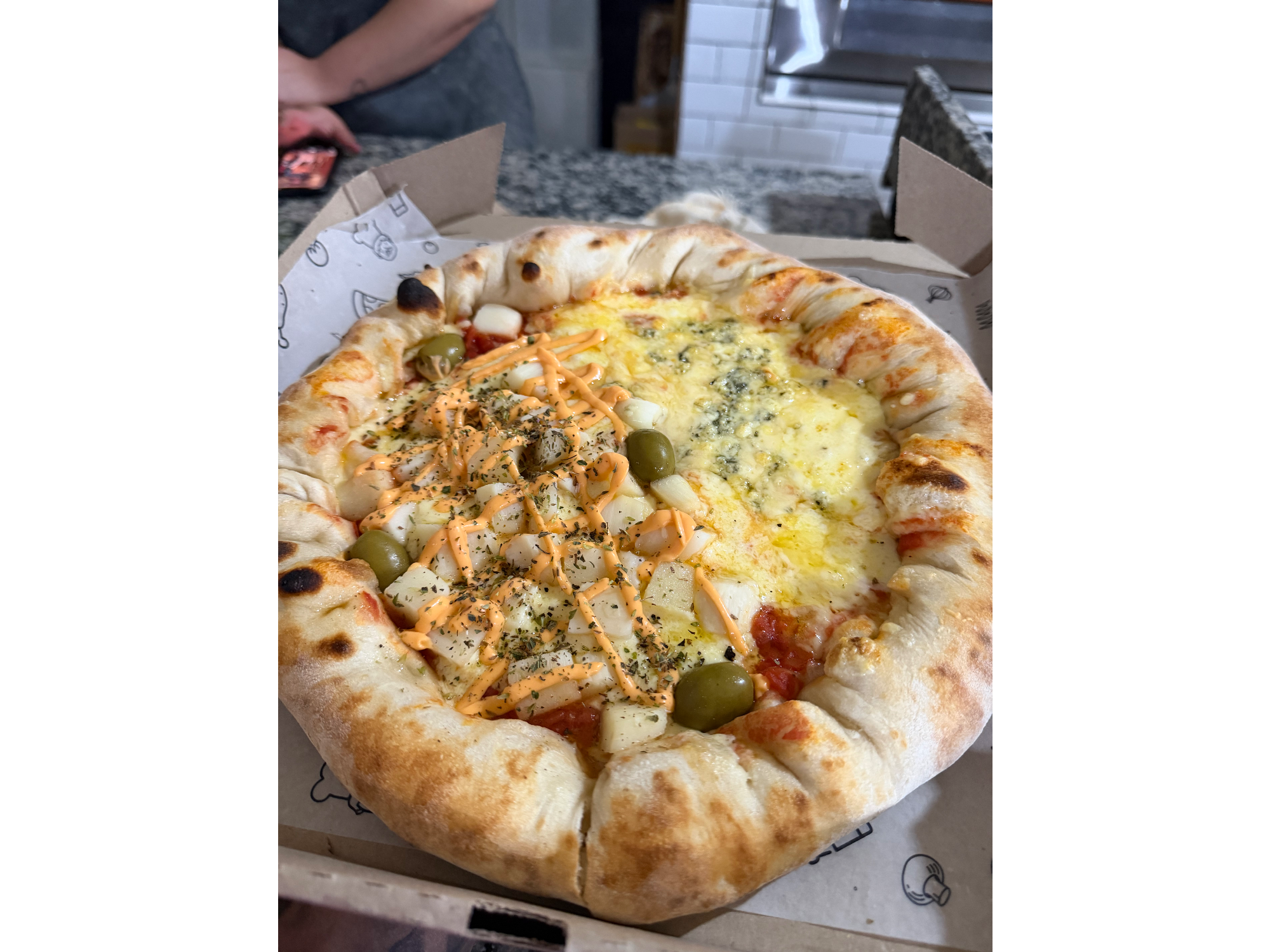 Mitad palmito mitad cuatro quesos con bordes rellenos