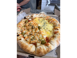 Mitad palmito mitad cuatro quesos con bordes rellenos