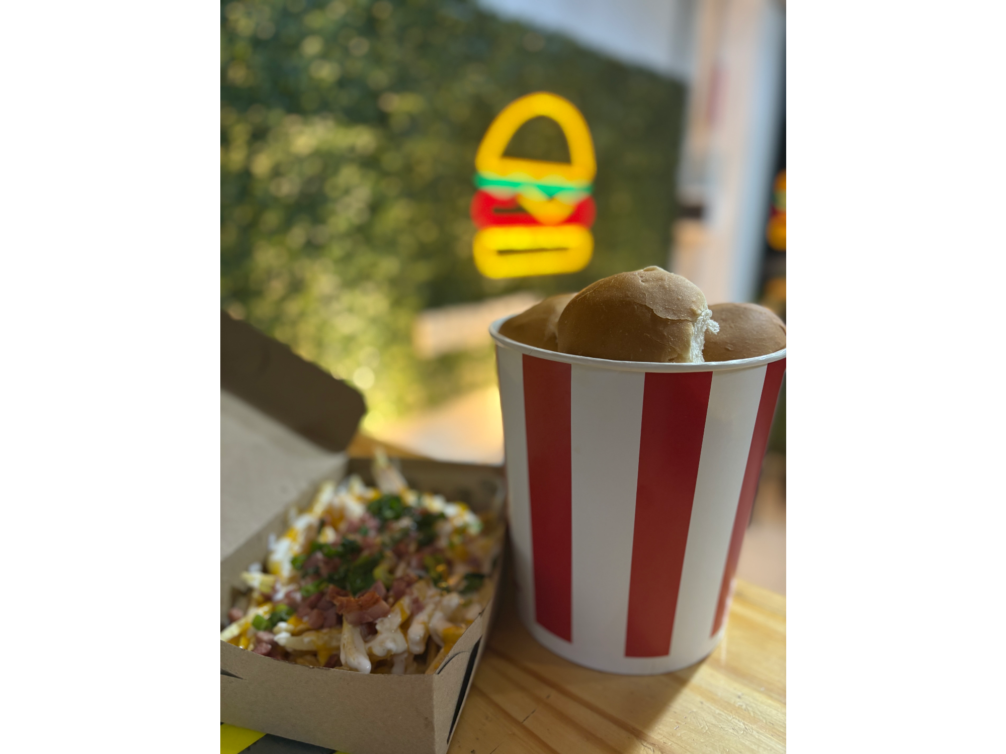 Balde de mini hamburguesas con papas mixtas