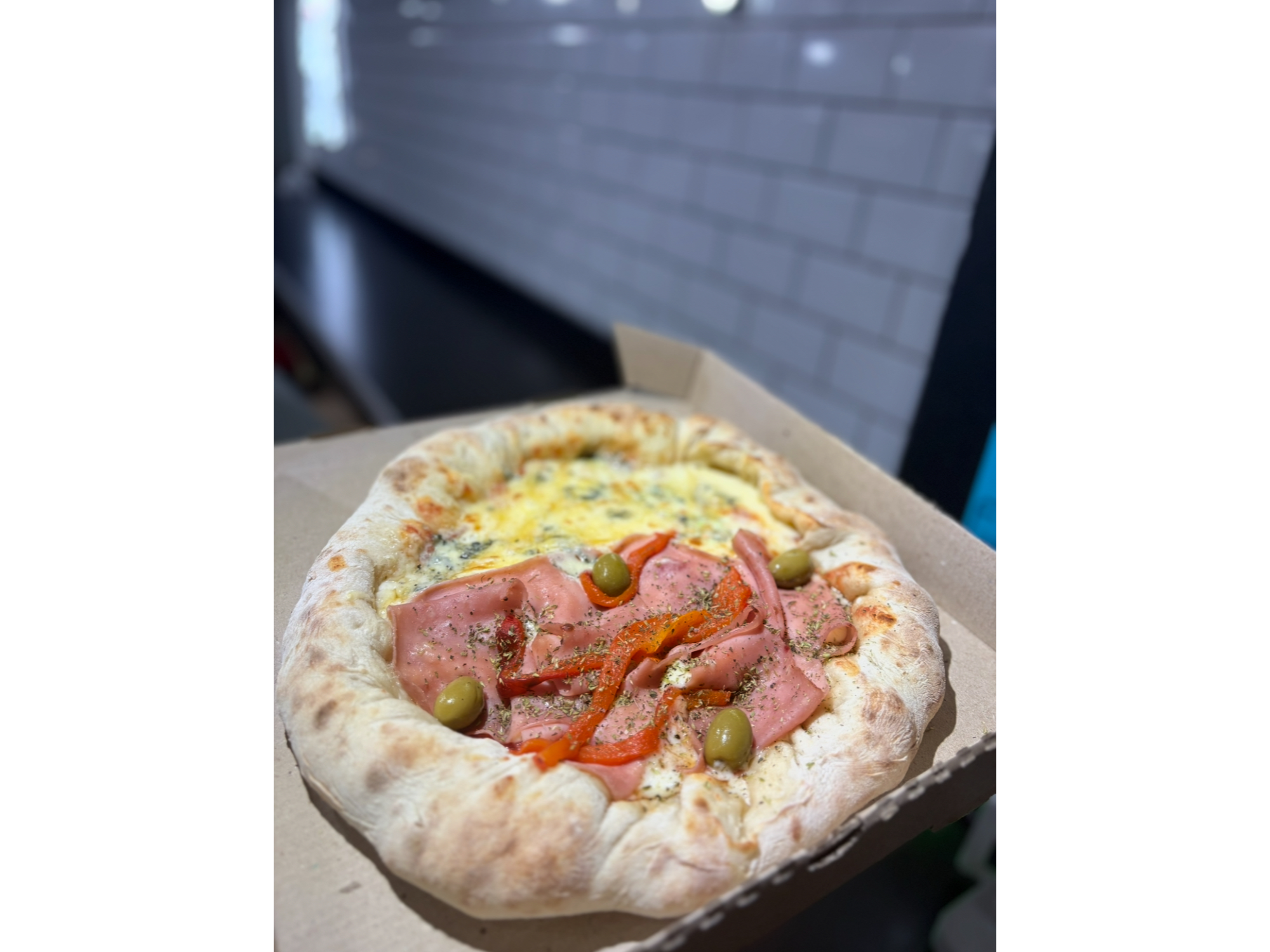 Mitad cuatro quesos mitad especial