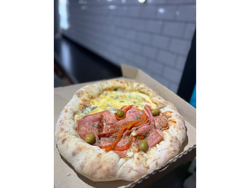 Mitad cuatro quesos mitad especial