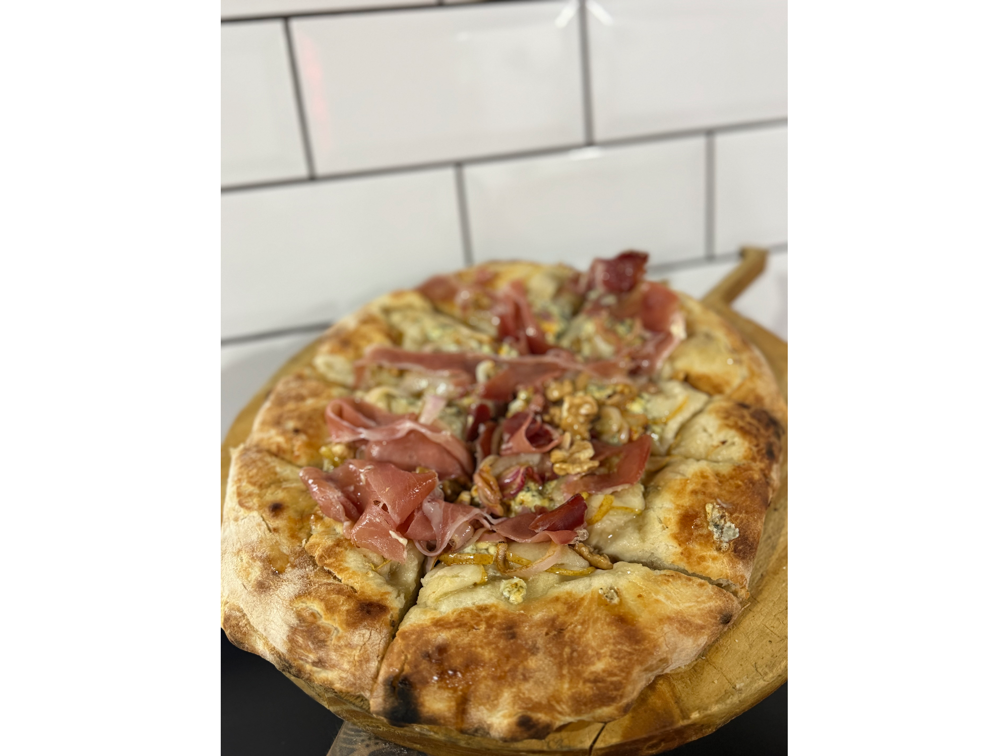 Roquefort miel nueces peras cebollita y jamón crudo