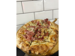 Roquefort miel nueces peras cebollita y jamón crudo