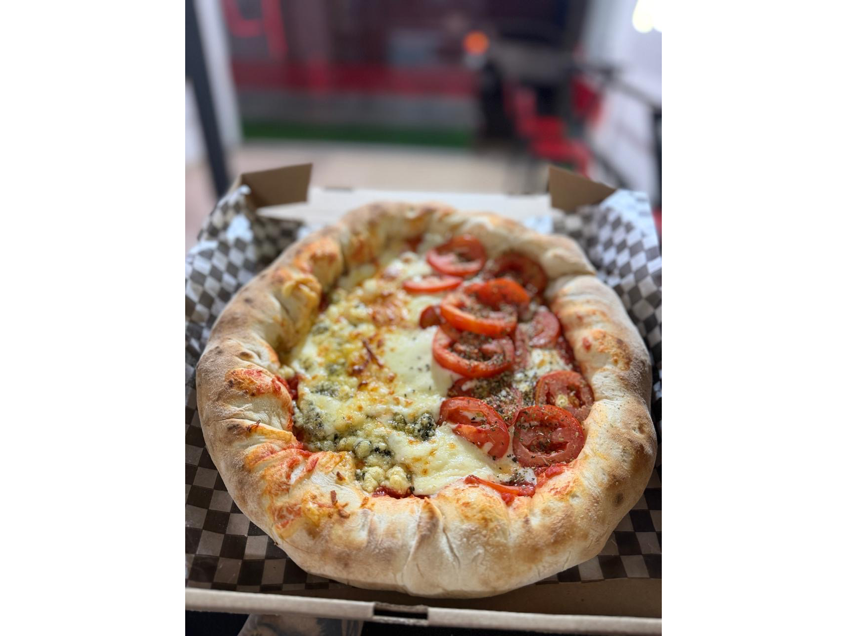 Pizza mitad napo mitad cuatro quesos