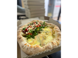 Mitad rúcula mitad cuatro quesos