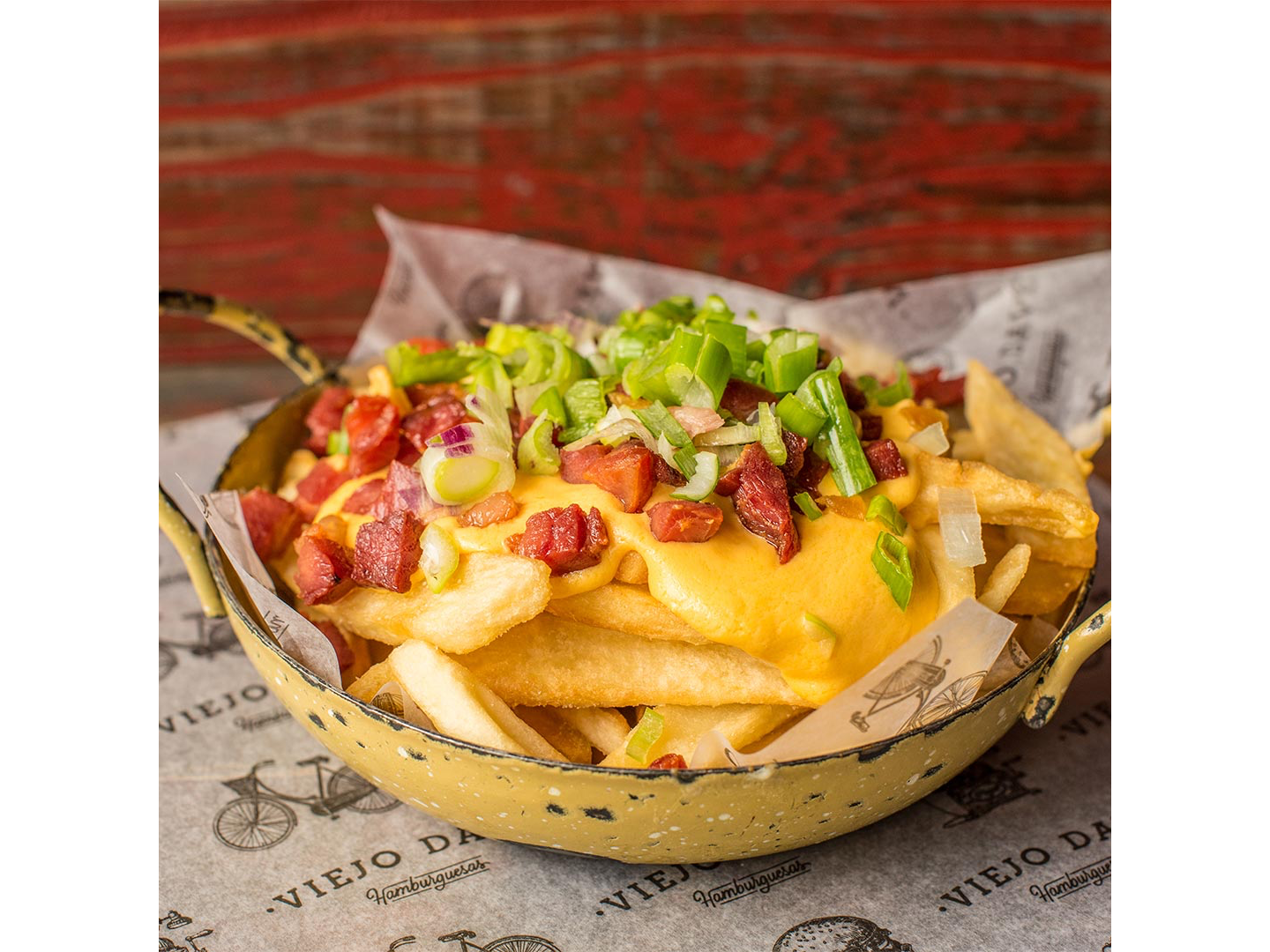 Papas fritas con cheddar y bacon