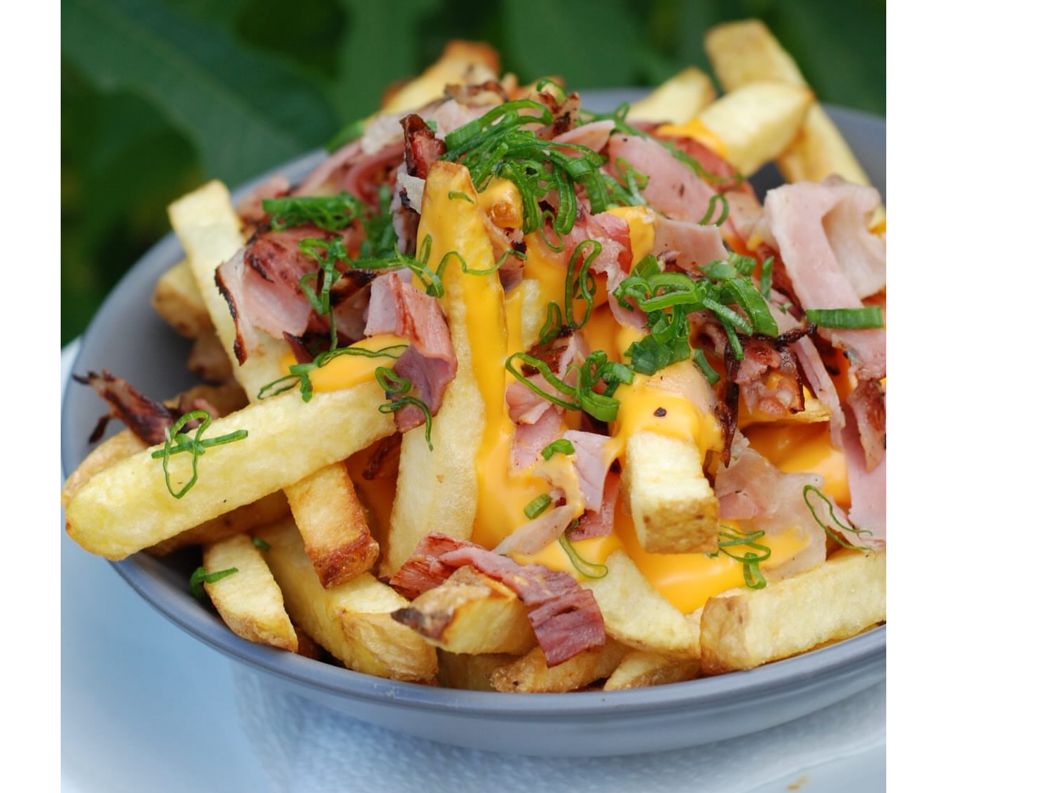 Papas fritas con cheddar y panceta