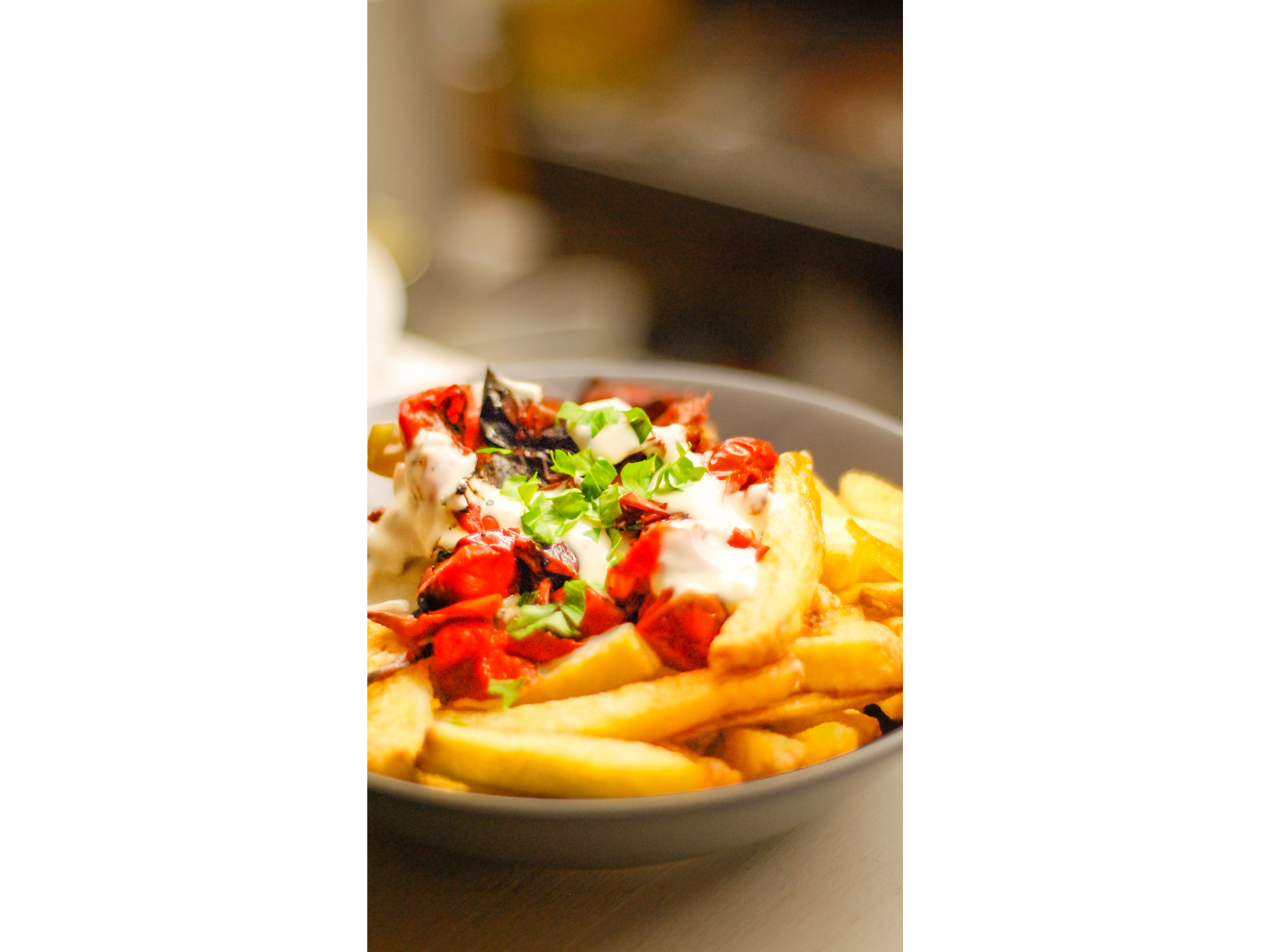 Papas fritas con morrones asados y salsa de quesos